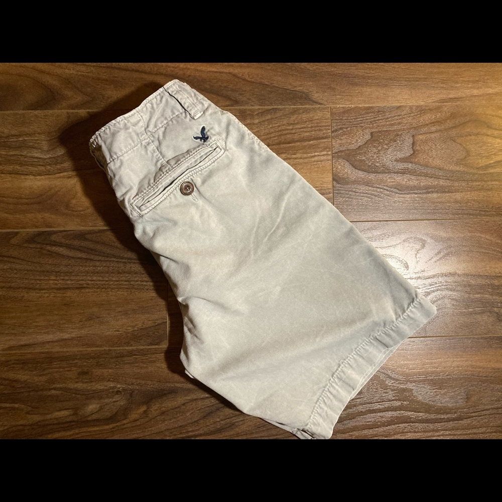 Men’s American Eagle classic fit khaki shorts